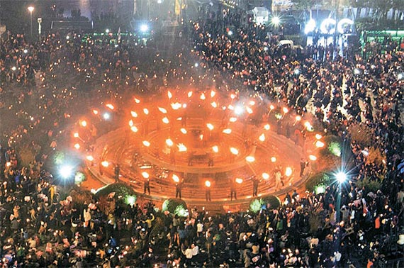 광주광역시 5·18민주광장에서 참가자들이 촛불과 함께 횃불을 밝히고 있다. [프리랜서 오종찬]