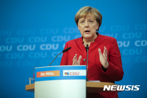 【베를린=AP/뉴시스】앙겔라 메르켈 독일 총리가 20일(현지시간) 베를린에서 기자회견을 하고 있다. 그는 이날 기독민주당(CDU) 지도부와의 회동 후 한 기자회견에서 “말 그대로 이 결심을 위해 끝없이 생각했고 다시 출마할 준비를 마쳤다”며 “독일을 위해 봉사하고 싶다”고 밝혔다. 2016.11.21
