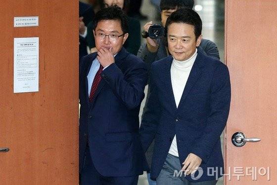 남경필 경기도지사(오른쪽)와 김용태 새누리당 의원이 22일 오전 서울 여의도 국회 정론관에서 새누리당 탈당을 공식 선언하기 위해 입장하고 있다. 2016.11.22/뉴스1 <저작권자 © 뉴스1코리아, 무단전재 및 재배포 금지>