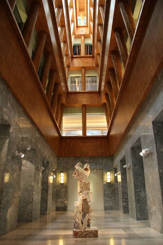 SGA의 중정. 천장이 유리로 돼 있어 자연광이 예술작품을 비춘다.