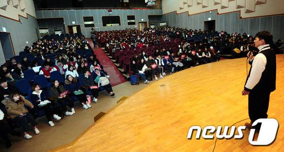 25일 오전 전북 전주시 전주교육대학교에서 전주교대 학생들이 '박근헤 퇴진! 민주주의 수호! 전주교육대학교 동맹휴업 및 공동행동' 기자회견 후 강당에 모여 있다.2016.11.25/뉴스1 © News1 문요한 기자