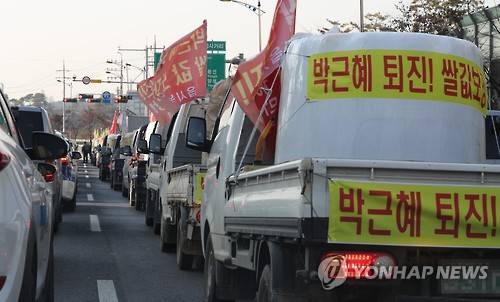 서울로! (안성=연합뉴스) 김주형 기자 = 25일 오후 경기도 안성IC 부근에 전국농민회총연맹(전농)의 차량이 서울로 향하며 정체되어 있다. 이들은 경부고속도로 상행선을 타고 이날 오후 3시 서울요금소를 지나 광화문까지 진출하겠다는 계획이다.