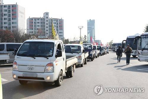 '상경투쟁' 트럭 죽전휴게소로 속속 집결 (용인=연합뉴스) 강영훈 기자 = 25일 오후 경기도 용인시 죽전휴게소에 전국농민회총연맹(전농)의 상경투쟁 차량이 속속 서울방면으로 움직이기 위해 집결하고 있다. 모인 트럭은 모두 35대가량으로, '박근혜 퇴진'이라고 쓰인 깃발을 달고 있다. 경찰은 휴게소 출구 쪽에 순찰차를 배치, 상경을 막아서면서 농민들과 대치 중이다.