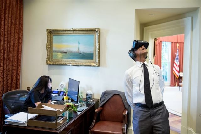 오바마 대통령이 8월 24일 요세미티 국립공원 방문 당시 영상을 VR을 통해 감상하고 있다. 대통령이 무엇을 하든 전혀 신경 쓰지 않는 듯한 비서의 모습도 눈길을 끈다. 백악관 홈페이지