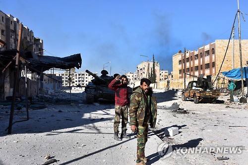 알레포 동부 반군지역 핵심 거점인 마사켄 하나노 구역에 진입한 정부군 [EPA=연합뉴스]