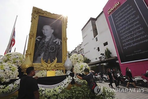 푸미폰 국왕 추모하는 대형 사진      (방콕 EPA=연합뉴스) 지난 10월 13일(현지시간) 서거한 푸미폰 아둔야뎃 태국 국왕의 추모 열기속에 방콕 시내에 국왕의 대형 흑백 사진이 설치되고 있다. [연합DB]