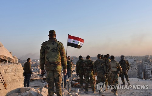 28일 시리아군이 알레포 북동부 부스탄알바샤(부스탄알파샤) 구역을 탈환한 후 시리아국기를 꽂고 있다. [AFP=연합뉴스]