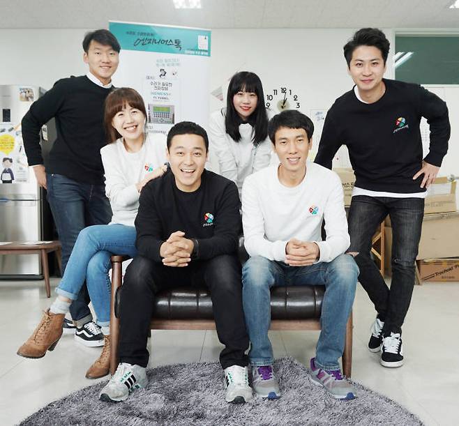 김성환 대표(앞줄 왼쪽)등 엔지니어스톡 임직원이 국내 최고의 산업용 전자장비 수리 플랫폼 전문기업으로의 도약을 다짐하며 기념촬영했다.