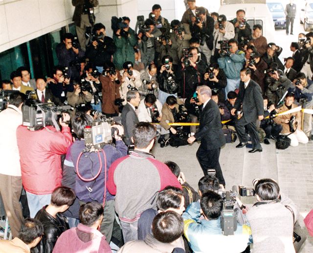 노태우 전 대통령이 1995년 11월 1일 비자금 조성 혐의로 조사를 받기 위해 서울 서초동 대검찰청으로 출두하고 있다. 포토라인 뒤편에서 수많은 기자들이 노 전 대통령을 촬영하고 있다. 한국일보 자료사진