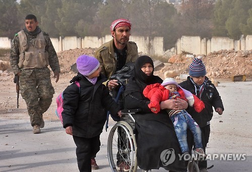29일 알레포 동부 주민들이 정부군 지역으로 피란하고 있다. [AFP=연합뉴스]