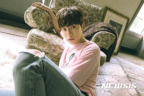 【서울=뉴시스】'위너' 김진우가 현대무용 무대에서 드넓고 막막하며 황량한 사막을 들여다본다. 국립현대무용단 '어린왕자(12월 9~11일 예술의전당 CJ토월극장·안무 안애순 예술감독)에서 타이틀롤을 맡는다.(사진=YG엔터테인먼트)