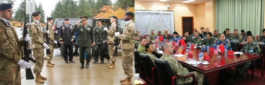 미군 사열 받는 中 장성 - 왼쪽 사진은 11월 2일 중국군 장성이 미 육군 1군단을 방문해 미군들의 사열을 받는 모습이다. 오른쪽 사진은 11월 11일 쿤밍에서 열린 미·중 난민 대책 실무회의에서 양국 군 관계자들이 마주 앉아 브리핑을 듣고 있다. (사진=미태평양육군 페이스북 캡처)