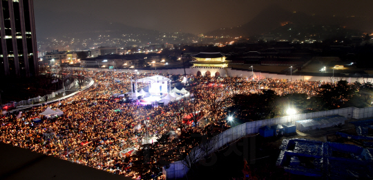 박근혜 대통령의 퇴진을 요구하는 ‘5차 촛불집회’가 지난 26일 오후 서울 종로구 광화문광장 일대에서 열린 가운데, 수많은 집회 참가자들이 대통령의 퇴진을 외치며 촛불을 밝혔다./사진공동취재단