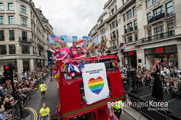영국 런던에서 6월25일 열린 LGBT 가두 행진 축제 동안 2층버스에 탄 참가자들이 미국 국기와 LGBT의 상징인 무지개 깃발을 흔들고 있다. Photo by Chris J Ratcliffe/Getty Images