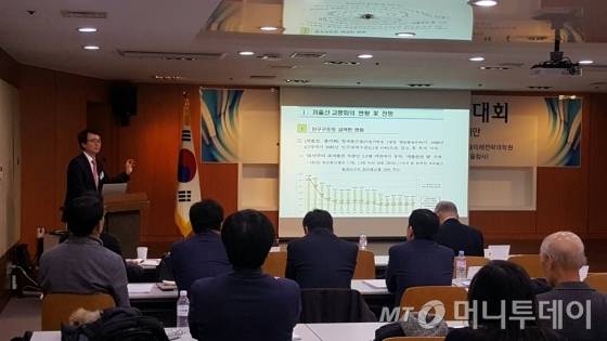 이강호 보건복지부 인구아동정책관이 2일 서울 종로 한국정보화진흥원에서 열린 미래학회 학술대회에서 발표를 하고 있다./사진= 정진우