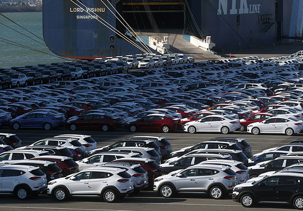 ⓒ연합뉴스 11월1일, 현대자동차 울산공장의 선적 부두에 수출할 자동차들이 정렬해 있다.