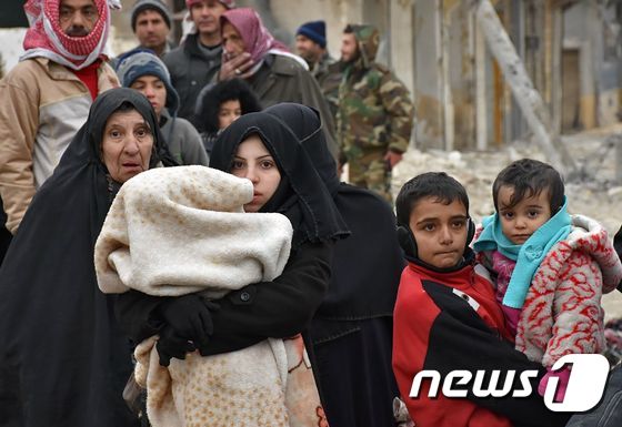 시리아 알레포 동부 반군 지역을 떠나는 가족들. © AFP=뉴스1