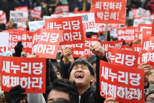 3일 서울 광화문 광장 일원에서 시민들이 새누리당 해체를 요구하는 시위를 벌이고 있다.