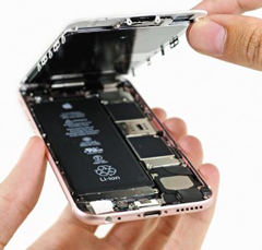 애플 아이폰6s의 내부 모습. 왼쪽 길쭉한 사각형 모양의 부품이 배터리다. /‘아이픽스잇’홈페이지
