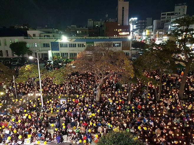 3일 오후 6시 제주시청 앞 도로에서 열린 제7차 제주도민 촛불집회에는 1만1천여명의 시민이 참가해 ‘박근혜 퇴진’을 요구했다.