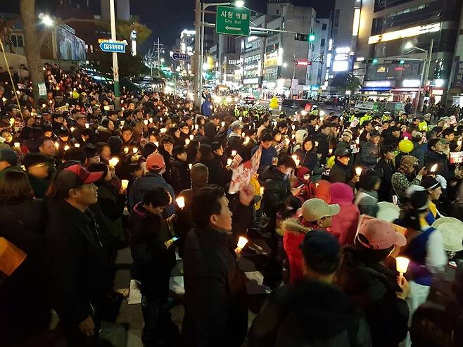 3일 오후 제주시청 앞 도로에서 열린 제7차 제주도민 촛불집회에 참가한 시민들이 거리행진을 하고 있다.