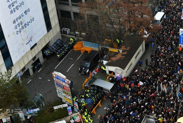 3일 서울 여의도 새누리당사 앞에서 집회를 갖은 시민들이 새누리당에 던진 달걀로 당사 현수막이 물들어 있다. 김주성 기자