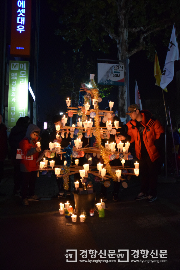 3일 오후 충북도청에서 열린 ‘박근혜 정권퇴진 2차 충북범도민 시국대회’ 행사장에 설치된 촛불트리에 시민들이 촛불을 올려 놓고 있다./이삭 기자