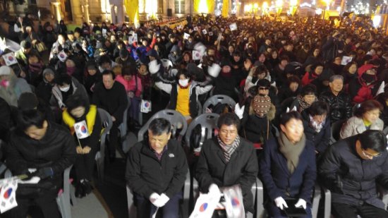 5000여명의 기도자들이 3일 서울역 광장에서 열린 제6차 미스바 구국 연합기도회에서 국가 안정을 위해 간구하고 있다. 강민석 선임기자