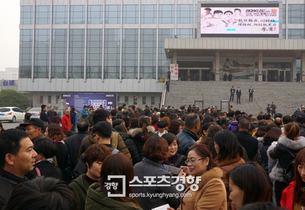 지난 달 중국 스자좡에서 한국의 한 종합격투기 단체가 주관한 대회를 보기 위해 체육관 앞에서 줄지어 입장을 기다리는 중국 팬들. 스포츠경향 자료사진