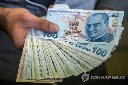 이달 2일 이스탄불 한 환전소에서 직원이 100터키리라 지폐를 세고 있다. [AFP=연합뉴스]