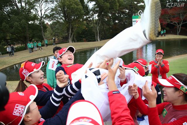 한국여자프로골프(KLPGA) 대표팀이 4일 일본 아이치현 미요시 컨트리클럽에서 열린 더퀸즈 대회에서 우승을 차지한 후 주장 신지애(스리본드)를 헹가래 치고 있다. 나고야=KLPGA 제공