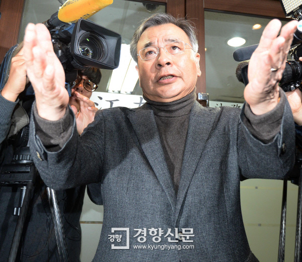 4일 박영수 특별검사가 서울 서초동 자신의 사무실인 법무법인 강남으로 출근하며 취재진 질문에 답하고 있다.  강윤중 기자