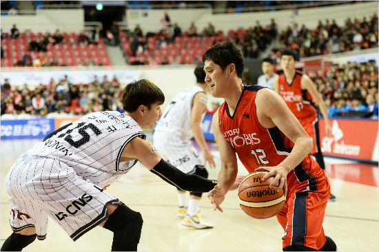모비스 함지훈(사진 오른쪽)이 LG 김종규를 상대로 돌파를 시도하고 있다 (사진 제공=KBL)