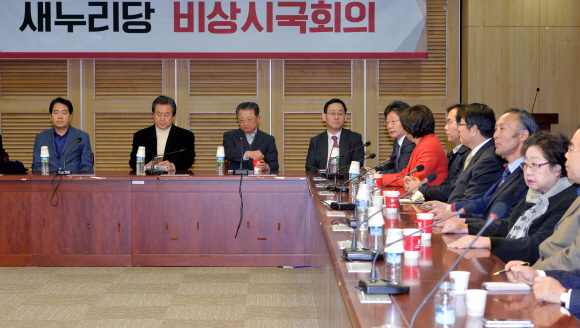 새누리당 비박.비주류 의원들이 4일 국회에서 비상시국회의 총회를 열고 탄핵 정국에 대한 대책을 논의 하고 있다.이종원 선임기자 jongwon@seoul.co.kr