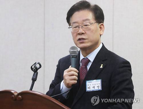 발언하는 이재명 성남시장 (광명=연합뉴스) 홍기원 기자 = 이재명 성남시장이 4일 오후 경기도 광명시 일직동 KTX 광명역 회의실에서 열린 '더불어민주당 기초자치단체장 협의회 간담회'에서 발언을 하고 있다. 2016.12.4 xanadu@yna.co.kr
