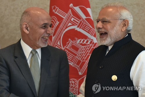 4일 인도 암리차르에서 열린 하트 오브 아시아 회의에서 아슈라프 가니(왼쪽) 아프간 대통령이 나렌드라 모디 총리와 악수하면서 웃고 있다.[AFP=연합뉴스]