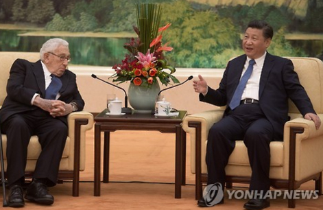 시진핑 중국 국가주석(오른쪽)과 베이징 인민대회당에서 만나는 헨리 키신저 전 미국 국무장관/연합뉴스