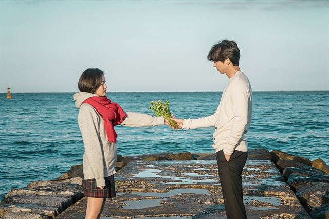 한류드라마 ‘태양의 후예’를 집필한 김은숙 작가의 신작인 tvN ‘도깨비’는 귀신 보는 소녀(왼쪽ㆍ김고은)와 불멸의 삶을 사는 도깨비(공유)의 운명 같은 만남을 그리며 단숨에 시청자를 사로잡았다. tvN 제공