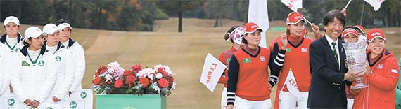우승 트로피를 들고 활짝 웃는 한국 선수단의 캡틴 신지애(오른쪽). 한국은 최종일 일본과의 싱글 매치 8경기에서 7승1무로 압승을 거뒀다. 왼쪽은 한국에 이어 준우승을 차지한 일본 선수단. [사진 KLPGA]