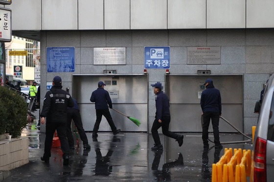 경찰이 3일 오후 서울 여의도 새누리당 당사 주변을 청소하고 있는 모습. 사진 제공 : 트위터 이용자 \'잉여킹\'