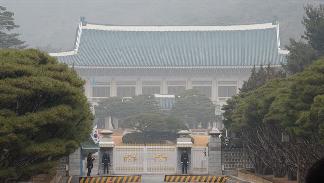 대통령 탄핵정국으로 급하게 돌아가는 가운데 5일 청와대 본관 앞이 적막감에 휩싸여있다. 고영권기자