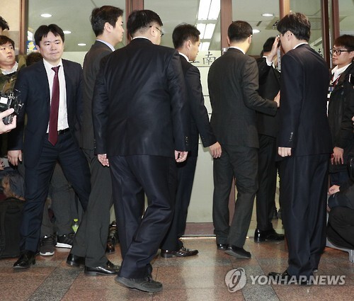 지난 6일 오전 서울 서초구 법무법인 강남에서 특검팀에 파견된 검사들이 사무실로 들어서고 있는 모습. [연합뉴스 자료사진]