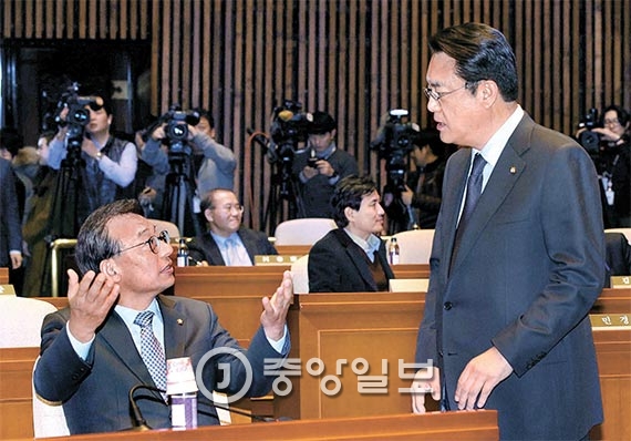 이날 청와대에서 박근혜 대통령과 회동을 마치고 돌아온 이 대표(왼쪽)와 정진석 원내대표가 의총에서 이야기하고 있다. [사진 오종택 기자]