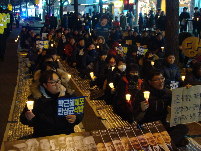 7일 저녁 대구 달성군 화원삼거리에서 열린 촛불집회에 참여한 시민들이 ‘박근혜 대통령 퇴진’을 외치고 있다.[사진=김병진 기자]