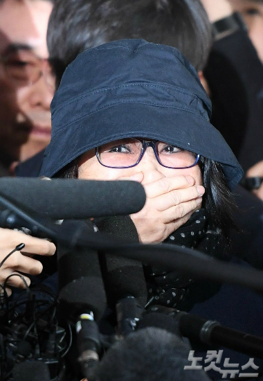 지난달 31일, 얼굴을 꽁꽁 싸맨채 검찰에 소환된 최순실 씨. (사진=박종민 기자)