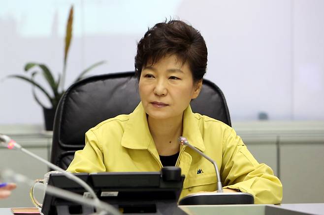 박근혜 대통령 머리 손질 논란 - 2014년 4월 16일 세월호 침몰 당시 오후에 중앙재난안전대책본부를 방문했던 박근혜 대통령.청와대 제공