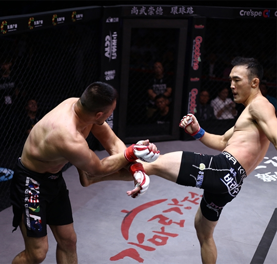 아시아 1위 단체 ONE의 첫 챔피언을 지낸 김수철(오른쪽)이 로드FC 32에서 쥐마비에커 투얼쉰(왼쪽)을 공격하고 있다. 쥐마비에커 포함 김수철은 UFC 출신 6명을 이겼다. 사진=로드FC 제공