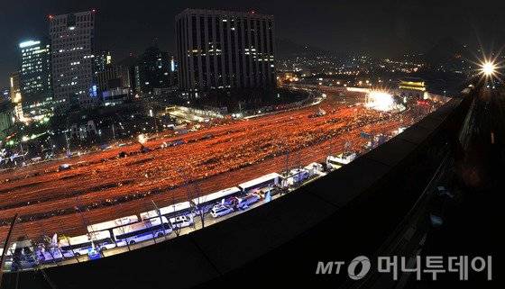 '촛불의 선전포고-박근혜 즉각 퇴진의 날' 6차 촛불집회가 열린 3일 서울 광화문 일대에 모인 시민들이 촛불을 높이 들고 청와대 방향으로 행진하고 있다. 대통령 탄핵안 처리를 6일 앞두고 전국 70여 개 도시에서 동시다발로 개최된 이날 촛불집회에는 서울 150만 명, 지방 45만 명 등 200만명에 육박하는 사상 최대의 시민들이 참석해 박근혜 대통령의 즉각 퇴진을 촉구했다. 2016.12.3/뉴스1 <저작권자 © 뉴스1코리아, 무단전재 및 재배포 금지>