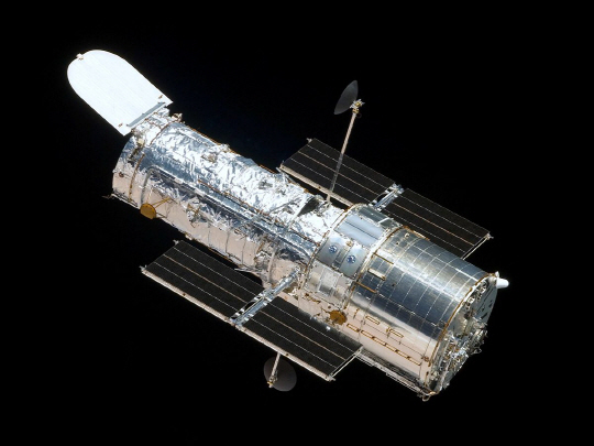 지상 610㎞ 궤도 에서 자외선과 가시광선을 이용해 우주를 관측하고 있는 허블우주망원경. 5번의 수리와 업그레이드를 끝에 2021년 6월까지 활동이 연장됐다.