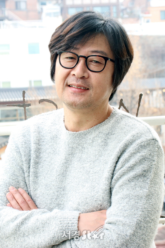 배우 김윤석이 서경스타와의 인터뷰전 포즈를 취하고 있다.